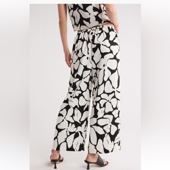 NWT NORDSTROM RACK
Wide Leg black and white,
Crop Pants Size M - Picture 4 of 17